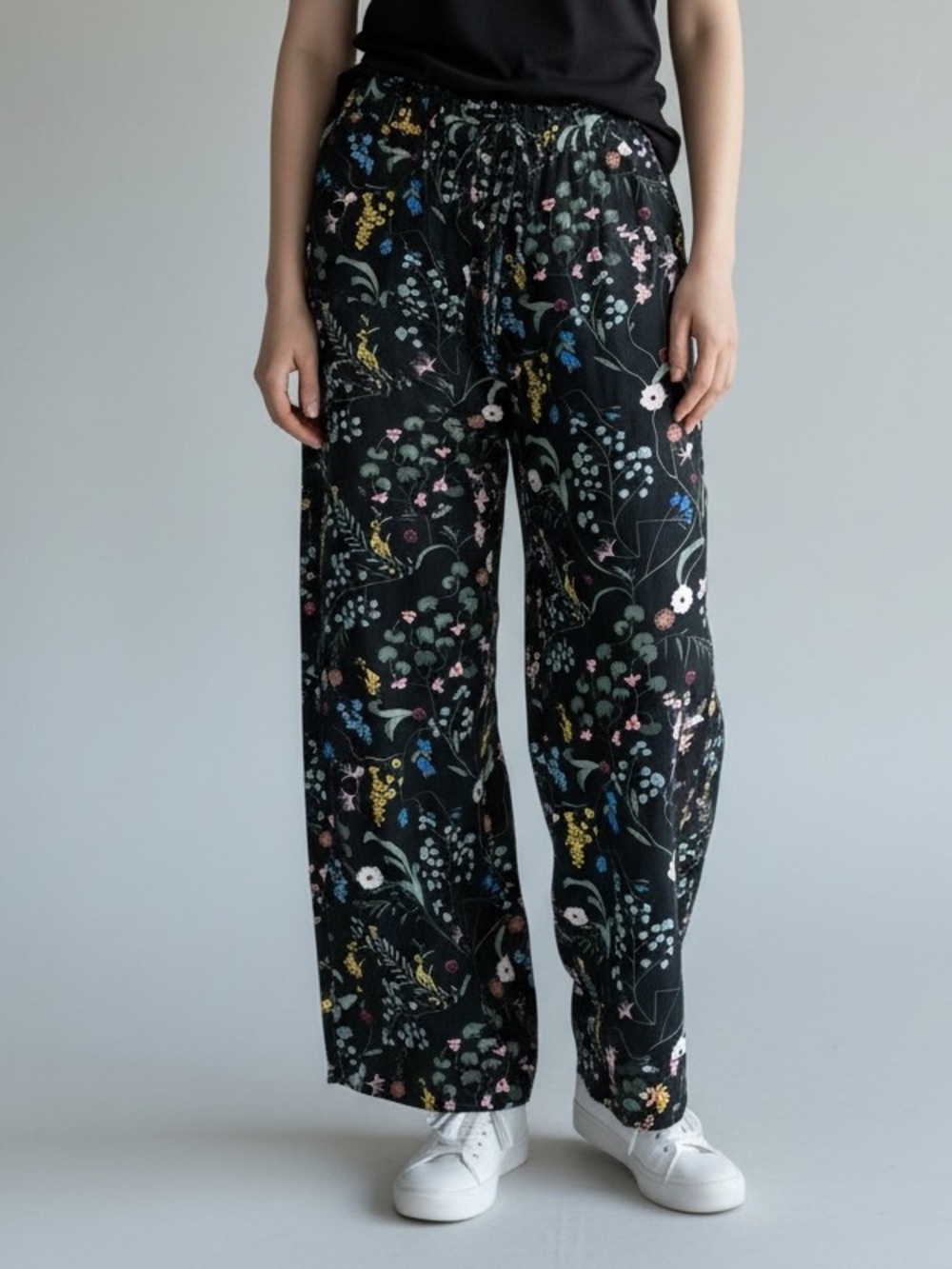 H&M Black Wide-Leg Floral Print Pants with Multicolor Blooms medium